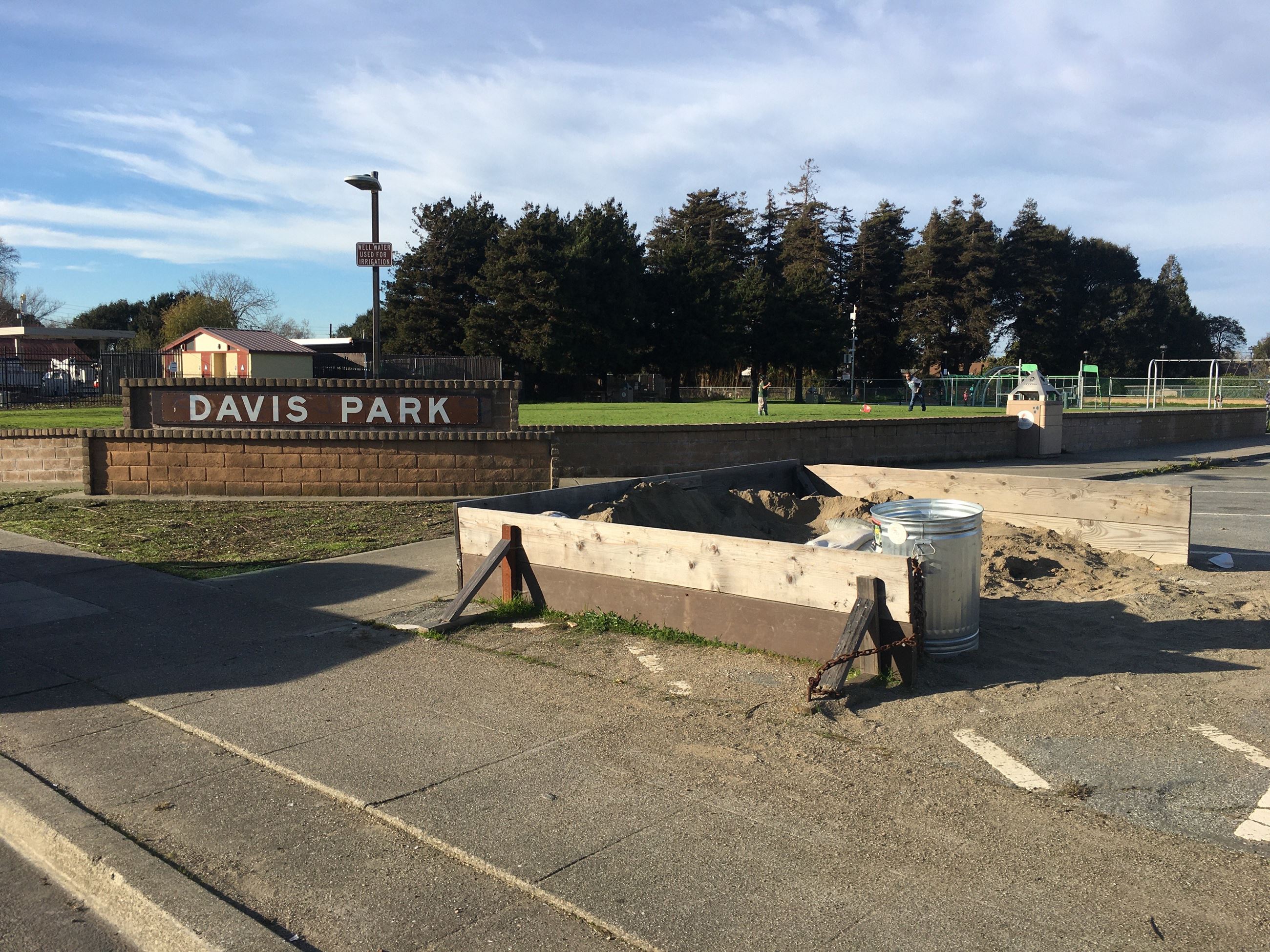 Sand bags in front of Davis Park / Bolsas de arena enfrente de Parque Davis