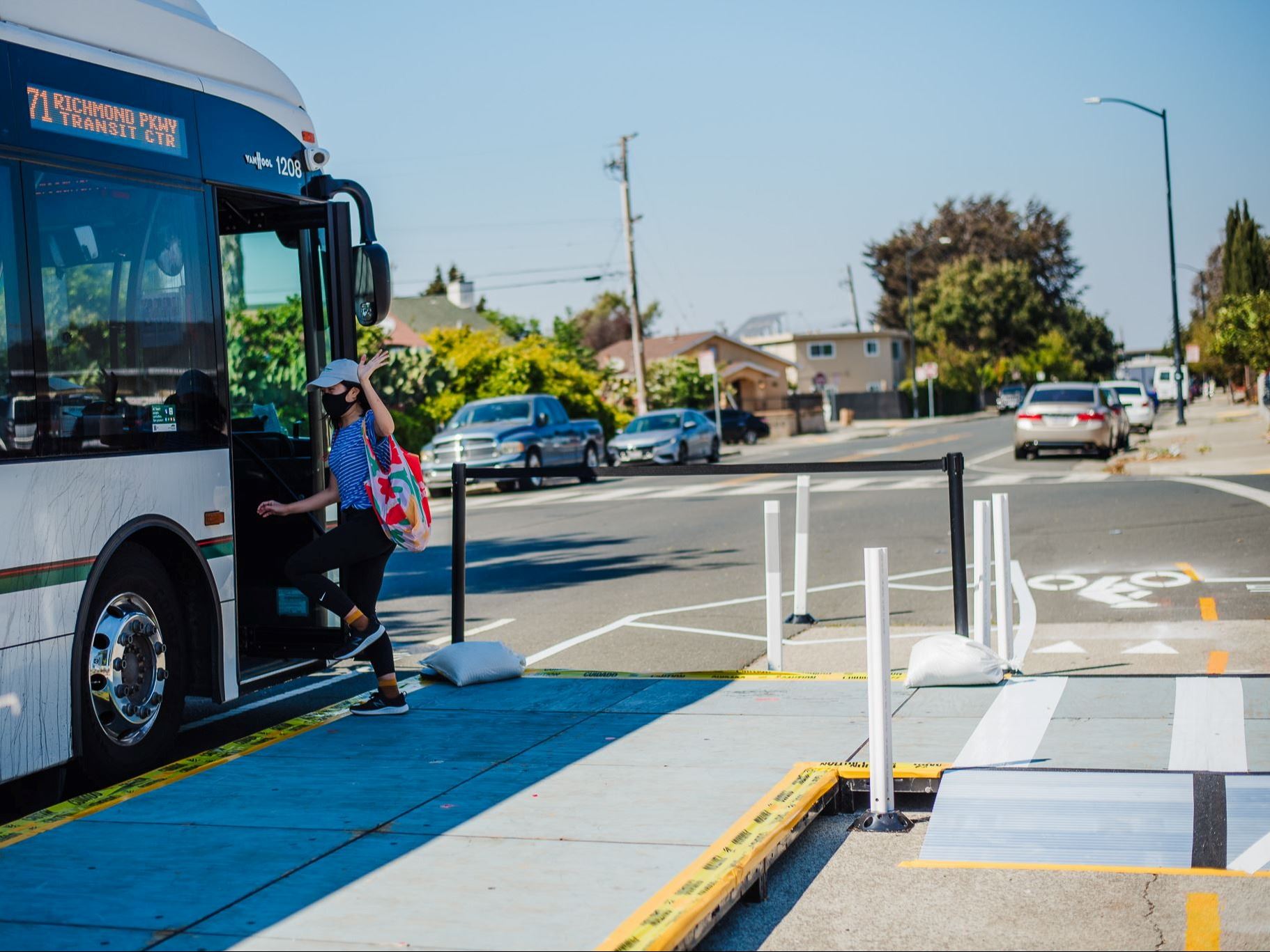 Temporary bus boarding island next to bicycle lanes / Una plataforma de bus al lado de carriles-bici
